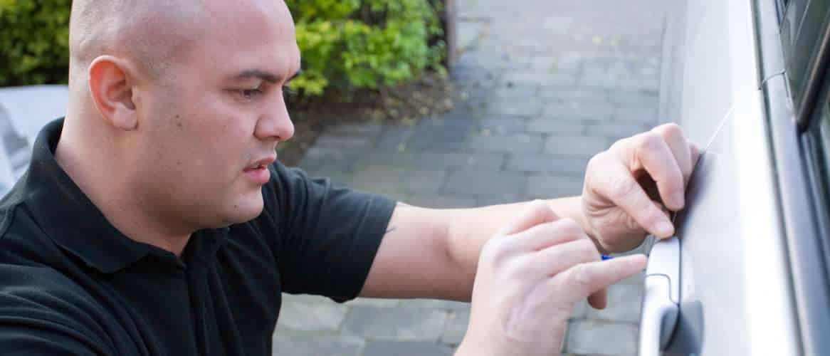 מנעולן מקצועי ומומלץ מתקן בעיה ברכב